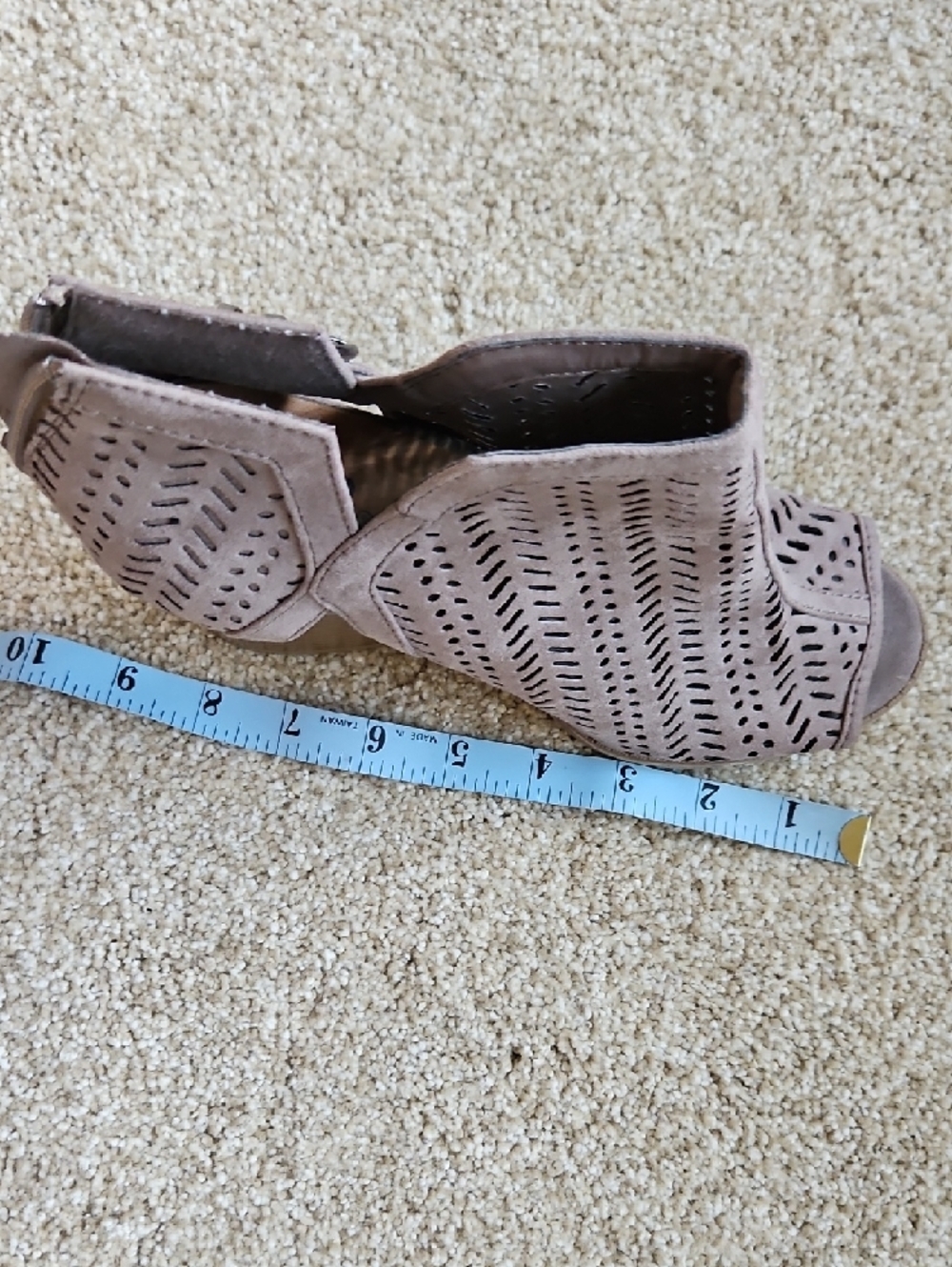 Cupid Size 8.5 Taupe Perforated Peep-Toe Block Heel Sandals - Picture 12 of 12